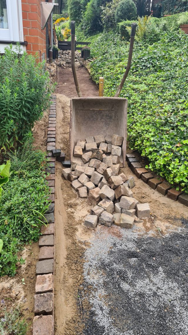 Old town, new look.
Heute durften wir unseren Auftraggebern die zukünftige Arbeit des Unkrautzupfens für immer abnehmen. Nie mehr Unkraut danke der wasserdurchlässigen Epoxidharz Fuge.
Die Vorteile eines wasserdurchlässigen Pflasterfugenmörtels mit Epoxidharz ist die Beständigkeit. Im Gegensatz zur einfachen Verfugung mit Sand oder Kies kann sich der Epoxidharz-Mörtel nicht auswaschen.
Das alte Natursteinpflaster wurde von uns aufgesammelt und gereinigt. Der Untergrund vorbereitet und das Kopfsteinpflaster neu verlegt. 

#unkrautfrei #kopfsteinpflaster #naturstein #eingangsbereichverschönern