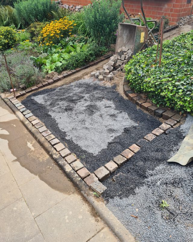 Old town, new look.
Heute durften wir unseren Auftraggebern die zukünftige Arbeit des Unkrautzupfens für immer abnehmen. Nie mehr Unkraut danke der wasserdurchlässigen Epoxidharz Fuge.
Die Vorteile eines wasserdurchlässigen Pflasterfugenmörtels mit Epoxidharz ist die Beständigkeit. Im Gegensatz zur einfachen Verfugung mit Sand oder Kies kann sich der Epoxidharz-Mörtel nicht auswaschen.
Das alte Natursteinpflaster wurde von uns aufgesammelt und gereinigt. Der Untergrund vorbereitet und das Kopfsteinpflaster neu verlegt. 

#inarbeit #kopfsteinpflaster #naturstein #eingangsbereichverschönern