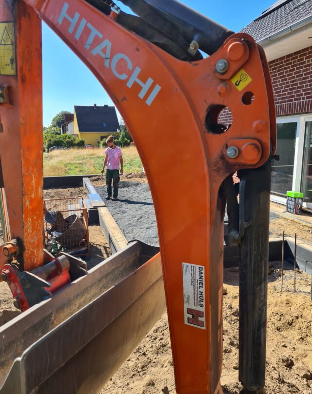 Dank des Einsatzes unseres unverzichtbaren Werkzeugs konnten wir alle Vorbereitungsarbeiten für die darauf folgende Terrassen- und Gartengestaltungs Arbeiten abschließen. 
Der Bagger schafft Abhilfe bei Erdbewegungen, Entfernung von Unkraut und Büschen, erleichtert das Bauen von Wegen und ist natürlich unter anderem eine riesen Hilfe beim Verschieben oder Entfernen von großen und schweren Objekten.

#terrassengestaltung #bagger #maschinen #erdbewegungsarbeiten #unkrautentfernung #gartengestaltung