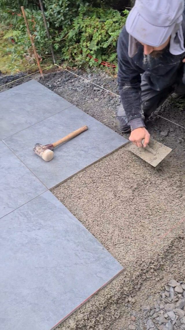Entdecke mit diesem Lehrvideo die Kunst des Verlegens von Natursteinplatten und verwandle deinen Boden in ein natürliches Meisterwerk! 🛠🌿

#diytutorial #natursteinterrasse #diyproject #bodenverlegung 

Unlock the beauty of natural stone with this instructional video on how to lay natural stone tiles like a pro and transform your floor into a natural masterpiece ! 🛠🌿

#naturalstonetiles #flooringinstallation